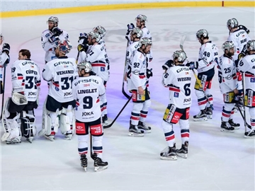 Die Spieler der Eisbären Berlin stehen nach der 2:1-Niederlage mit hängenden Köpfen auf dem Eis. Foto: Sven Hoppe