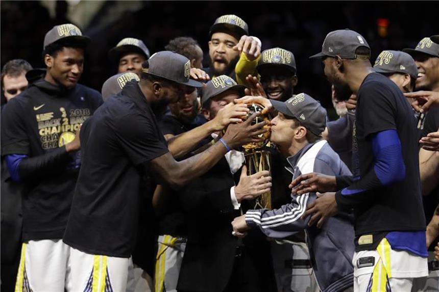 Golden State Warriors verteidigen NBA-Titel Die Spieler der Golden State Warriors feiern den erneuten NBA-Titel. Foto: Tony Dejak/AP