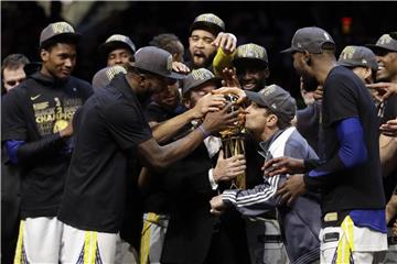 Die Spieler der Golden State Warriors feiern den erneuten NBA-Titel. Foto: Tony Dejak/AP