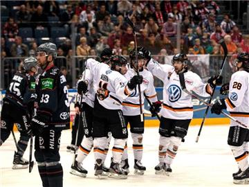 Die Spieler der Grizzlys Wolfsburg jubeln über das 2:0 im Spiel gegen die Kölner Haie. Foto: Maja Hitij