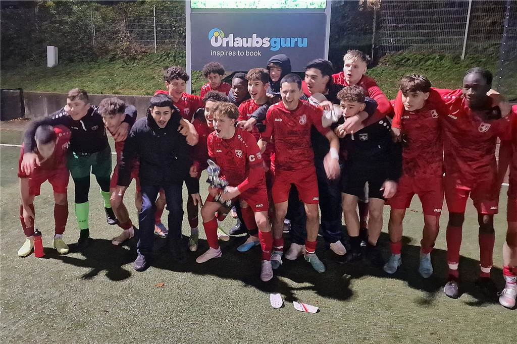 Kaiserau etwas zu mutlos: Knappe Finalniederlage gegen die Hammer SpVg Die Spieler der Hammer SpVg feiern den Pokalsieg.
