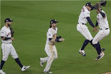 Die Spieler der Houston Astros feiern den Sieg über die Los Angeles Dodgers. Foto: Eric Gay
