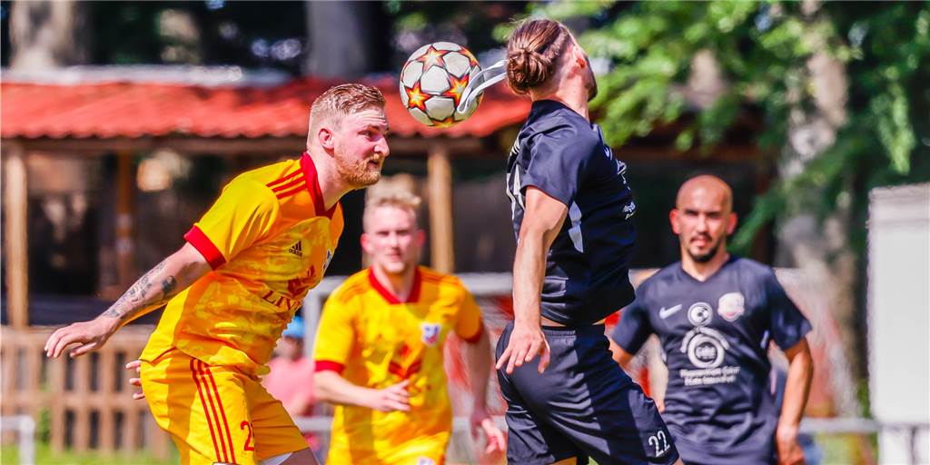 IG Bönen verliert Sponsor, Ausverkauf droht: „Wir brauchen händeringend finanzielle Hilfe“ Ein Spieler der IG Bönen im Kopfballduell.