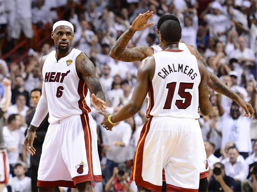 Miami kurz vor NBA-Titel - Oklohoma braucht Wunder Die Spieler der Miami Heat feiern den dritten Sieg gegen Oklahoma City Thunder. Foto: Larry W. Smith