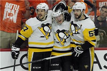 Die Spieler der Pittsburgh Penguins feiern ihren Erfolg über die Philadelphia Flyers. Foto: Tom Mihalek/FR148949 AP