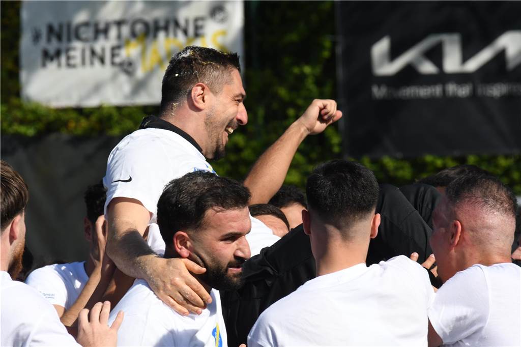 SG Gahmen am Ziel der Träume angelangt Die Spieler der SG Gahmen ließen Coach Kadir Kaya hochleben.