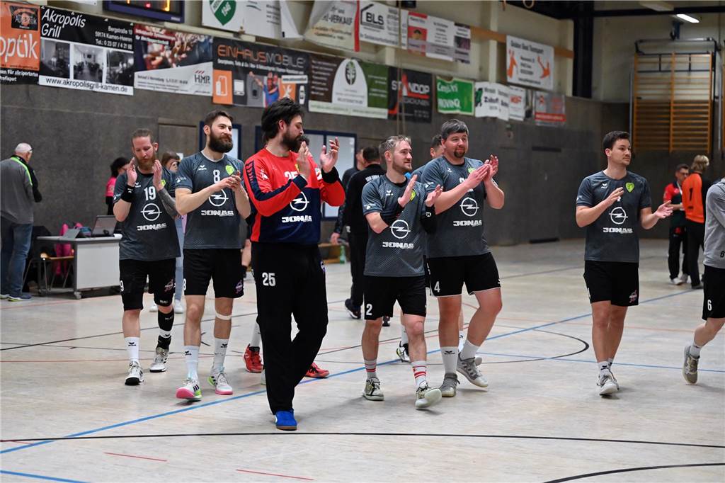 SGH Unna Massen steht vor der Meister-Krönung: Noch ist Schützenhilfe erforderlich Die Spieler der SGH Unna Massen würden gerne wie hier in Heeren am Samstag in Hamm den nächsten Sieg feiern.