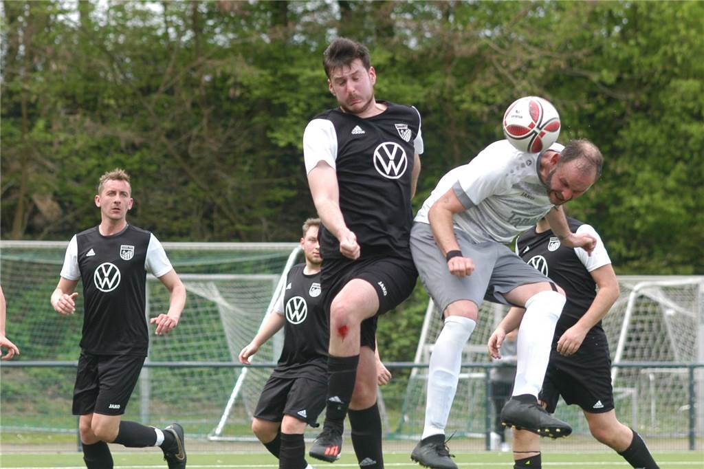 Fußballkreis RE veröffentlicht Kreisliga-Staffeleinteilung Die Spieler der Spvgg. Erkenschwick II gehen als Aufsteiger von nun an in der Kreisliga B3 in Luftduelle um den Ball.