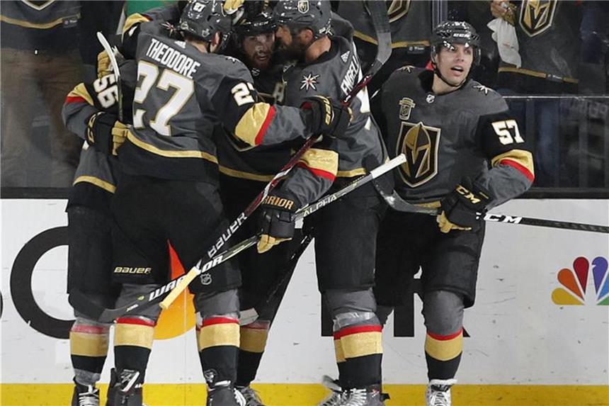 Vegas Golden Knights vor Einzug in dritte Runde der Playoffs Die Spieler der Vegas Golden Knights jubeln nach einem Treffer im Spiel gegen die San Jose Sharks. Foto: John Locher/AP