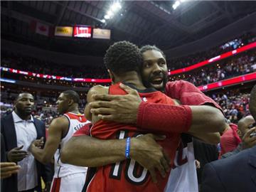 Die Spieler der Washington Wizards feiern ihren Sieg gegen die Toronto Raptors in der Runde Best-of-seven. Foto: Jim Lo Scalzo
