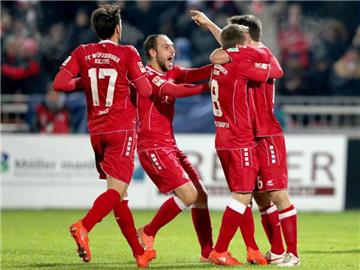 Die Spieler der Würzburger Kickers feiern den recht späten 1:0-Sieg über den FC St. Pauli. Foto: Daniel Karmann