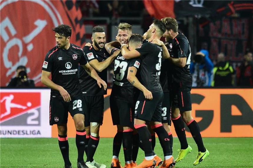 1. FC Nürnberg kann schon für die Aufstiegsparty planen Die Spieler des 1. FC Nürnberg feiern das Tor zum 1:0 gegen Eintracht Braunschweig durch Ondrej Petrak (M). Foto: Nicolas Armer