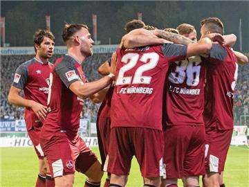 Die Spieler des 1. FC Nürnberg sind nach dem Sieg in Darmstadt nun Tabellendritter. Foto: Thorsten Wagner