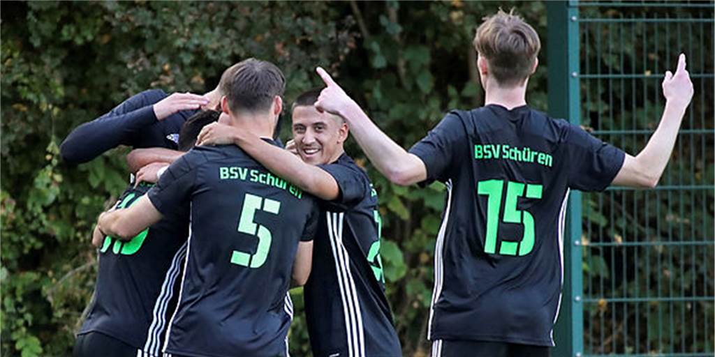 Brünninghausen und Schüren fahren wichtige Siege ein: Die Stimmen des Spieltags Die Spieler des BSV Schüren feiern den Sieg.