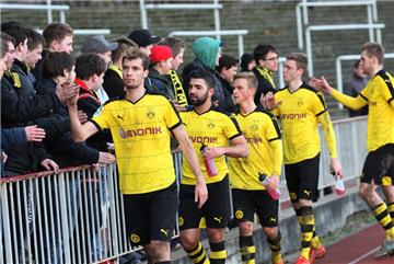 Die Spieler des BVB II nach dem Spiel gegen Viktoria Köln bei den Fans.