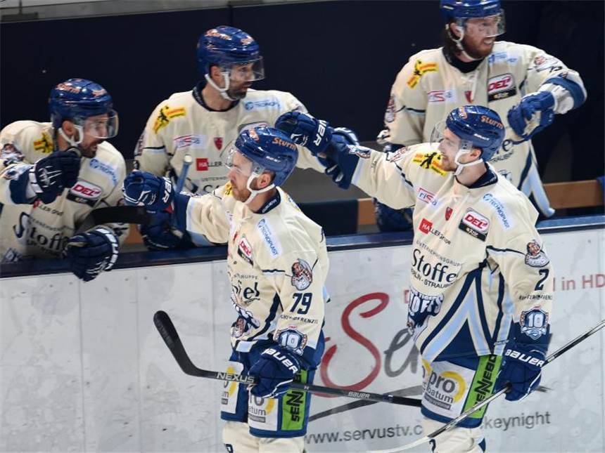 München und Wolfsburg im DEL-Halbfinale Die Spieler des EHC München feiern den Einzug ins DEL-Halbfinale. Foto: Tobias Hase