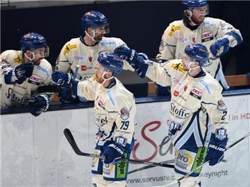 Die Spieler des EHC München feiern den Einzug ins DEL-Halbfinale. Foto: Tobias Hase