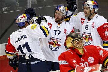 Die Spieler des EHC Red Bull München bejubeln einen Treffer in Bern. Foto: Peter Klaunzer