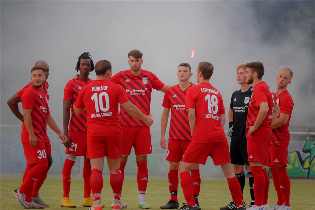 Rauchschwaden, Pyro-Technik und vier Platzverweise - VfL gewinnt ein feuriges Halbfinale Die Spieler des ETuS/DJK Schwerte mussten zu Spielbeginn etwas warten, bis der Rauch der Bengalos aus ihrer Fan-Ecke abgezogen war.