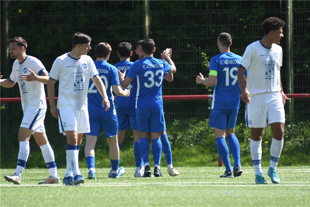 Die Spieler des FC Altenbochum feierten das Unentschieden beinahe wie einen Sieg.