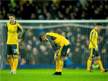 Die Spieler des FC Arsenal schieben nach der Niederlage gegen den FC Everton Frust. Foto: Peter Powell