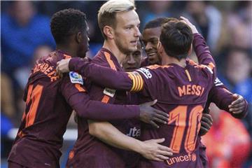Die Spieler des FC Barcelona um Lionel Messi (r.) freuen sich über das Führungstor bei Deportivo La Coruna. Foto: Lalo R. Villar/AP
