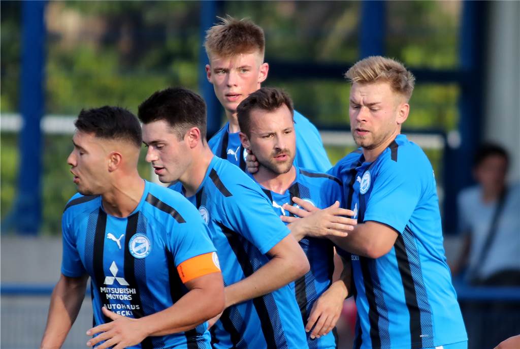 FC Brünninghausen überwintert auf Platz eins: „Das kann uns erst mal keiner nehmen“ Die Spieler des FC Brünninghausen scheinen untereinander eine gute Chemie zu haben.