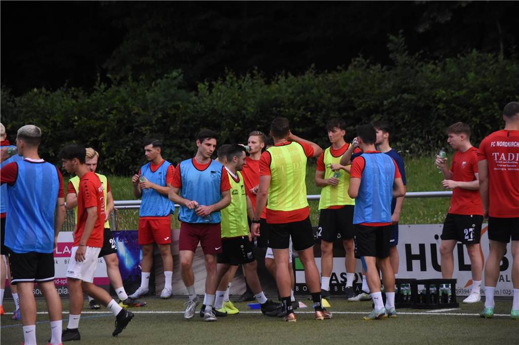 Die Spieler des FC Nordkirchen schwitzten viel, dementsprechend war die Getränkeaufnahme sehr wichtig.