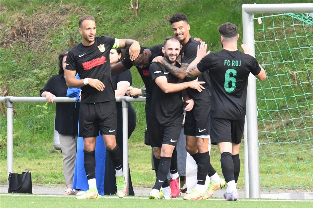 FC Roj bezwingt SG Gahmen im Spitzenspiel Die Spieler des FC Roj bedanken sich bei Santiliano Braja (M.).