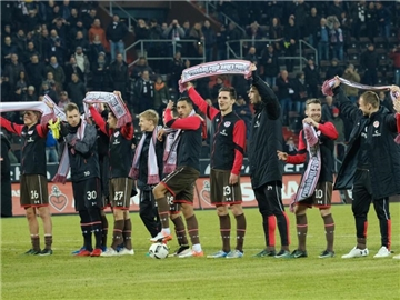 Die Spieler des FC St. Pauli wurden von ihren Fans gefeiert. Foto: Axel Heimken