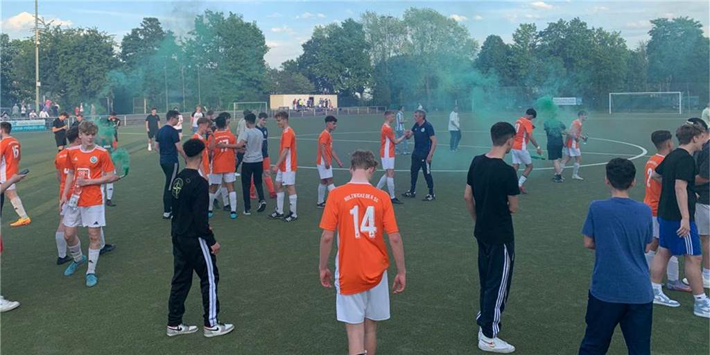 Holzwickedes U17 feiert Kreisliga-Meisterschaft: Jetzt soll der Aufstieg in die Bezirksliga her! Die Spieler des Holzwickeder SC feierten die Meisterschaft in den orangenen Trikots auf dem Rasen.
