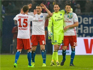 Die Spieler des HSV feiern mit dem Torschützen Kyriakos Papadopoulos (2.v.l.) den Sieg. Foto: Axel Heimken
