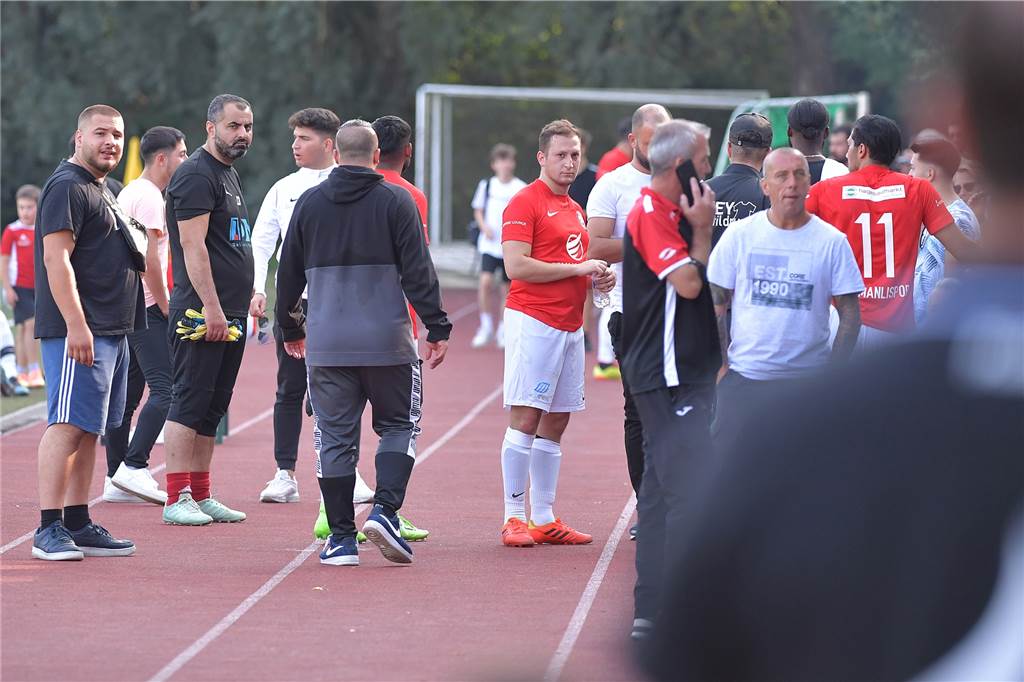 Vier Monate nach Spielabbruch und Faustschlag: Was hat sich beim SC Osmanlispor getan? Die Spieler des SC Osmanlispor distanzierten sich damals deutlich von ihrem Mitspieler, der den Schiedsrichter angriff.