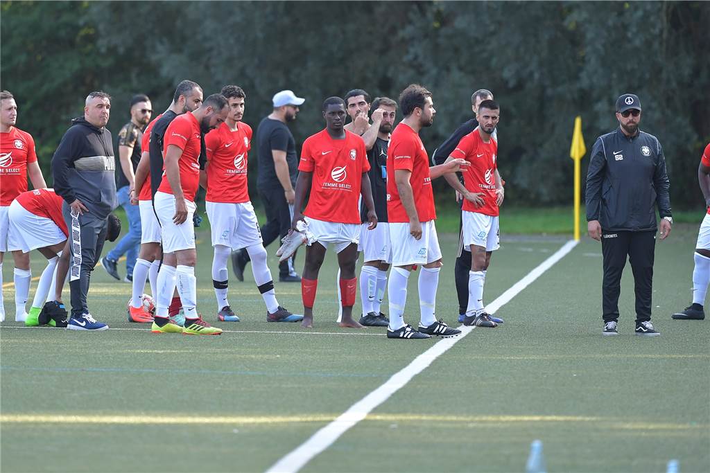 Polizei und Spielabbruch: Spieler streckt Schiedsrichter mit Faust und Knie nieder Die Spieler des SC Osmanlispor standen nach der Aktion unter Schock und entschuldigten sich im Anschluss bei den Zuschauern und beim VfB Lünen.
