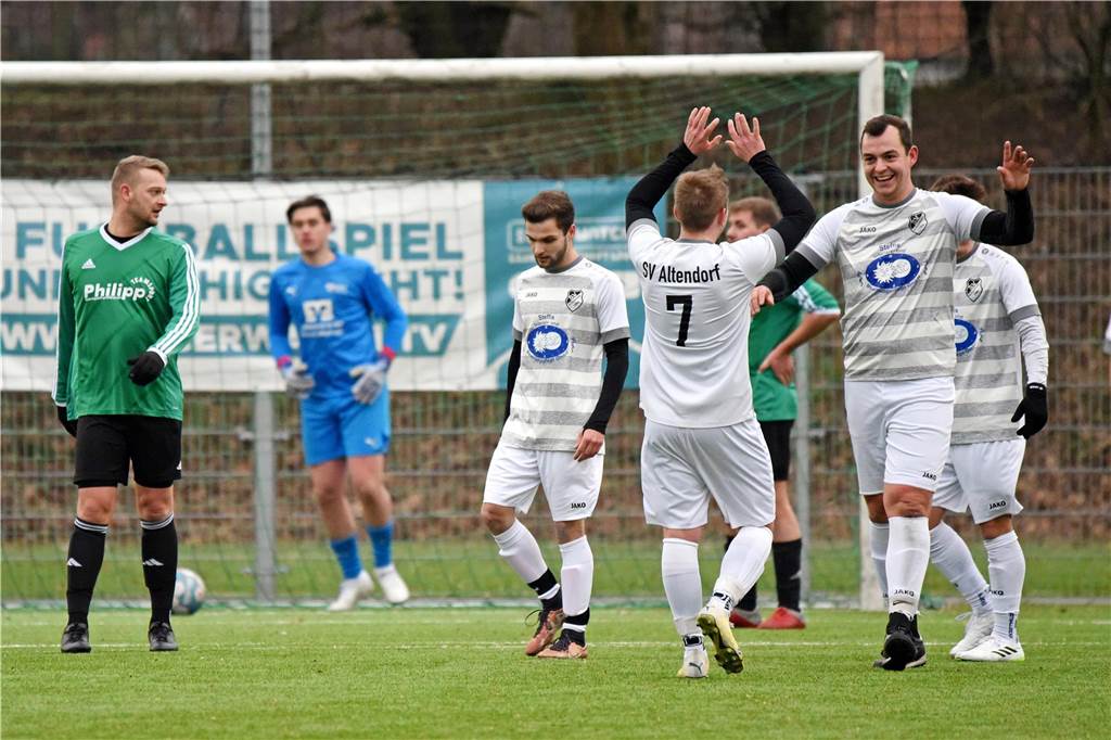 Schwere Verletzung trübt Werner Kaspers Debut: Spielabbruch in Dorsten Spieler des SV Altendorf-Ulfkotte feiern einen Torerfolg.