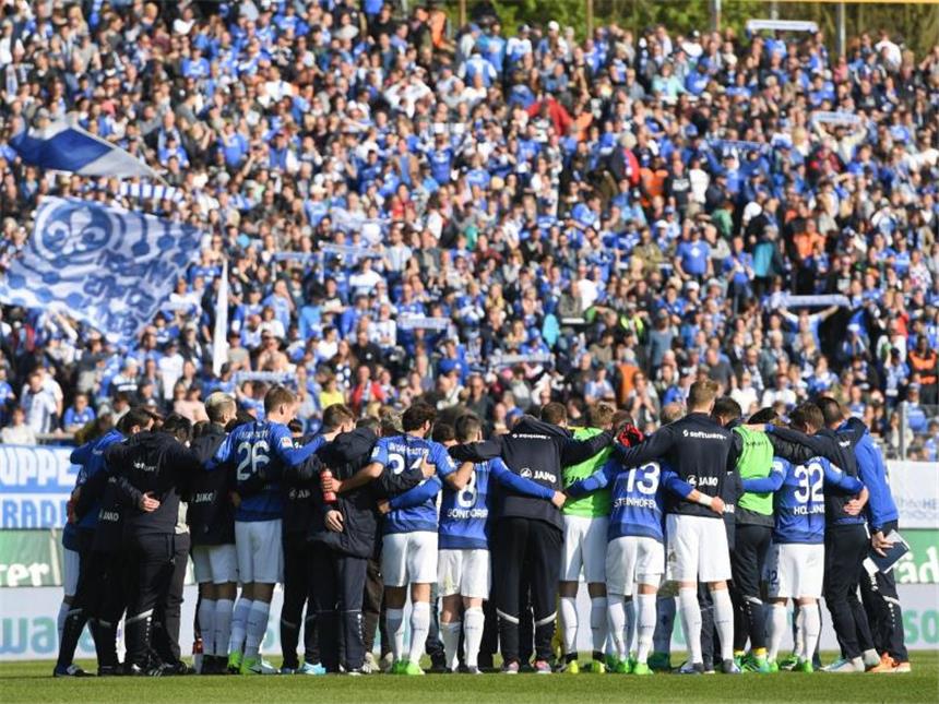 Darmstadt 98 lebt immer noch: Nächstes Ziel ist München Die Spieler des SV Darmstadt 98 feiern mit ihren Fans. Foto: Arne Dedert