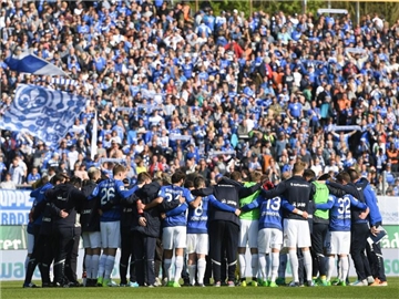Die Spieler des SV Darmstadt 98 feiern mit ihren Fans. Foto: Arne Dedert