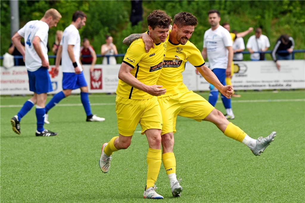 SV Lembeck und SV Hardt II ließen es krachen: Ausgelassene Meisterpartys Spieler des SV Dorsten-Hardt II feiern
