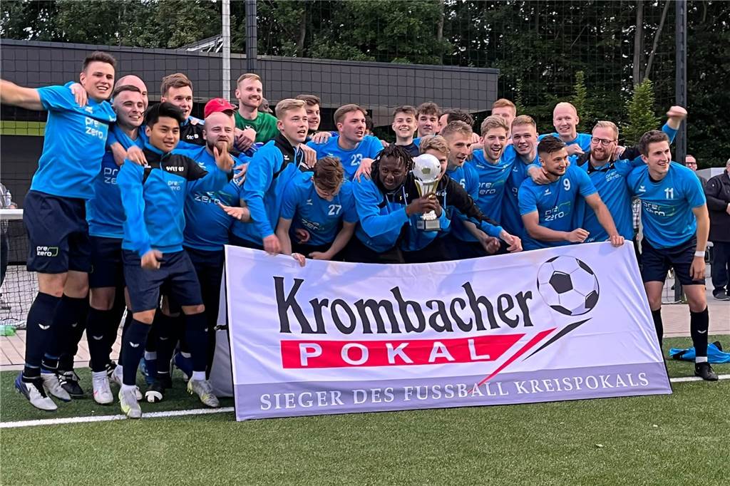 Aplerbecks Westfalenpokal-Gegner sorgt für Furore Die Spieler des SV Kutenhausen/Totenhausen auf dem Siegerfoto nach dem Gewinn des Kreispokals.
