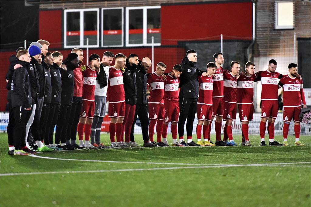 Bewegende Szenen: SV Schermbeck gibt Bilal Özkara einen gebührenden Abschied Spieler des SV Schermbeck trauern um Bilal Özkara