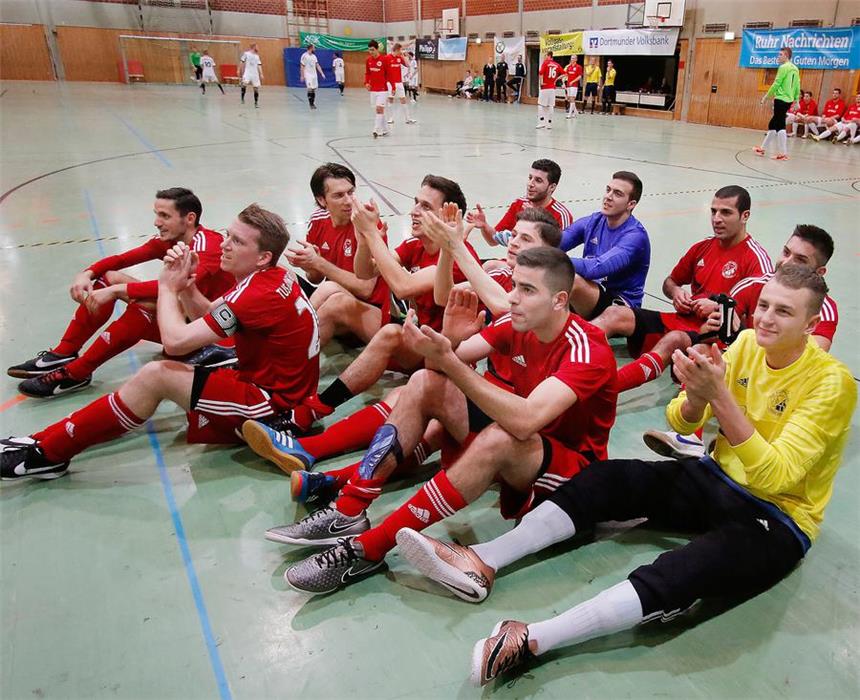 Alle Teilnehmer der Zwischenrunde stehen fest Die Spieler des TuS Eichlinghofen bejubeln den Einzug in die Zwischenrunde.