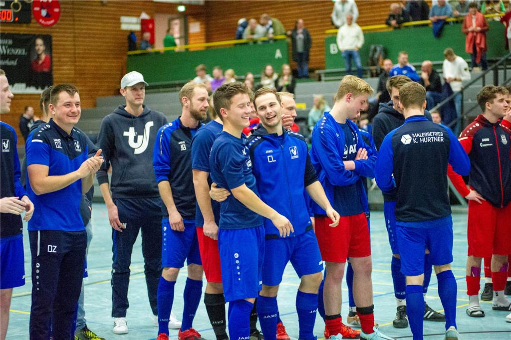 Torwart-Tor und ein behäbiger TuS-Start: Die Zusammenfassung der Hallen-Stadtmeisterschaft 2022 Die Spieler des TuS Sythen konnten zufrieden sein: Der A-Ligist verpasste nur knapp das Finale und sicherte sich danach den dritten Platz.