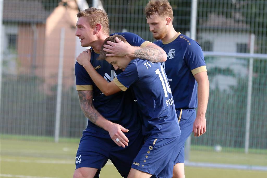 ,,Schlechtere Mannschaft“ gewinnt Spitzenspiel: Trainer gratuliert Die Spieler des TV Brechten jubeln über einen Treffer