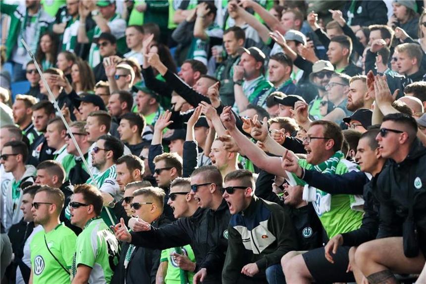 Durchhalteparolen und zornige Fans in Wolfsburg Die Spieler des VfL Wolfsburg haben die eigenen Fans gegen sich aufgebracht. Nicht nur im Stadion von Leipzig werden sie nach der Niederlage beschimpft. Foto: Jan Woitas