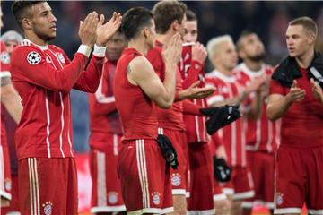 Die Spieler vom FC Bayern München feiern mit den Fans den Sieg über Paris Saint-Germain. Foto: Sven Hoppe