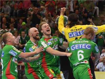Die Spieler vom SC Magdeburg feiern ihren Torwart Jannick Green. Foto: Marijan Murat