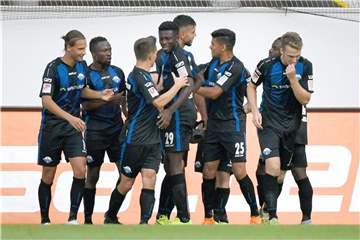 Die Spieler vom SC Paderborn bejubeln das 1:0 gegen Regensburg. Foto: Ina Fassbender