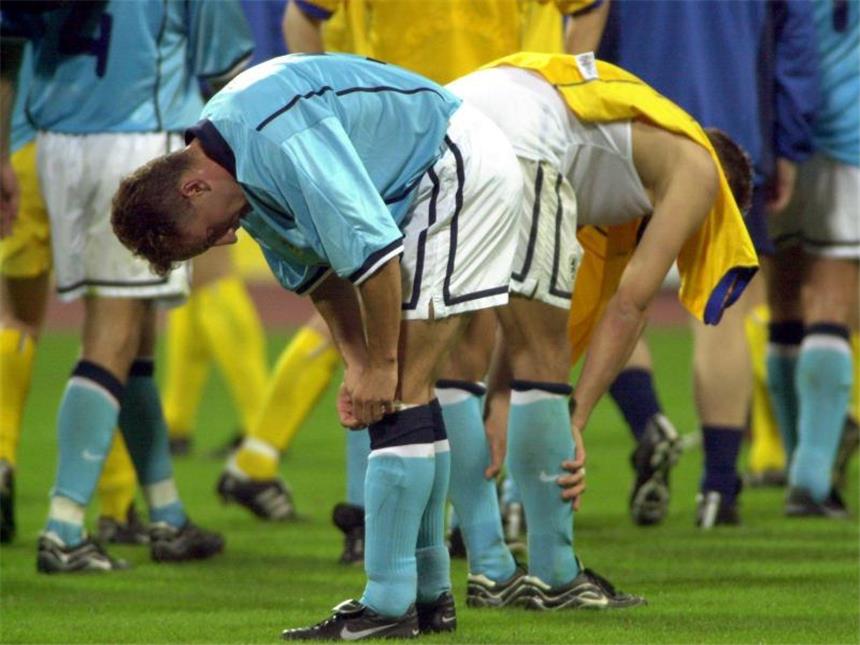 Erst vier deutsche Teams in Playoffs gescheitert Die Spieler von 1860 nach der verpassten Qualifikation zur Champions League gegen Leeds United. Foto: Peter Kneffel