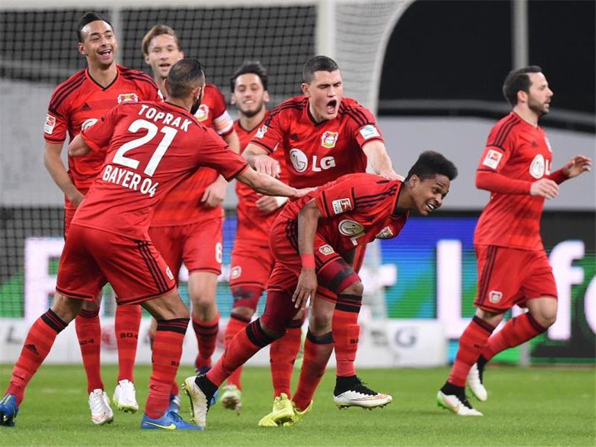 Leverkusen siegt 4:0 - VfB taumelt Abstieg entgegen Die Spieler von Bayer Leverkusen bejubeln den Treffer von Wendell (2.v.r.) zum 1:0. Foto: Marius Becker
