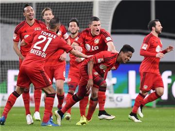 Die Spieler von Bayer Leverkusen bejubeln den Treffer von Wendell (2.v.r.) zum 1:0. Foto: Marius Becker